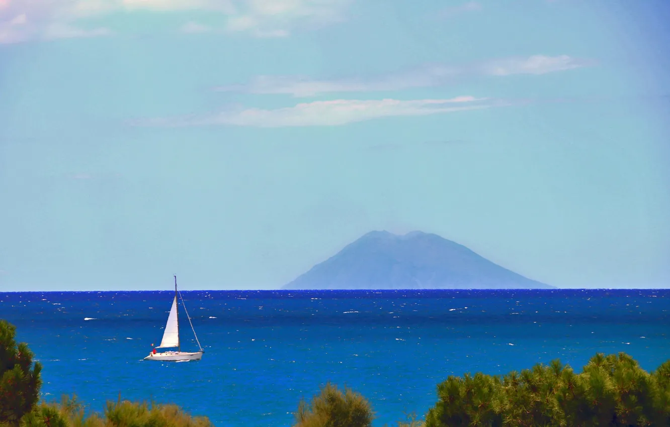 Фото обои море, лодка, остров, вулкан, Италия, парус, Стромболи