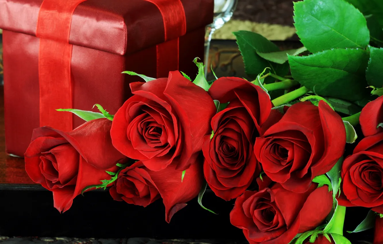 Фото обои листья, цветы, праздник, коробка, подарок, розы, лепестки, красные