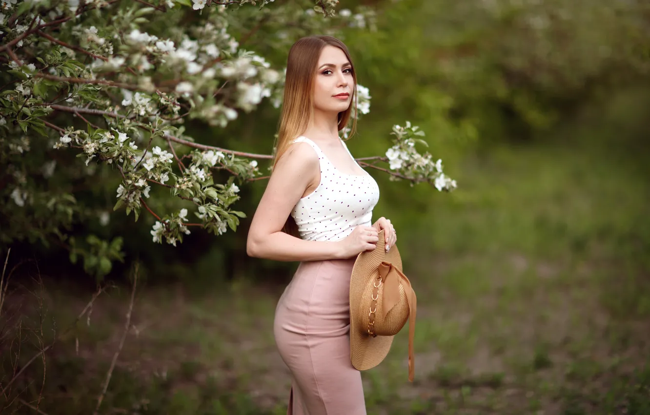 Фото обои зелень, взгляд, ветки, модель, юбка, портрет, шляпа, макияж