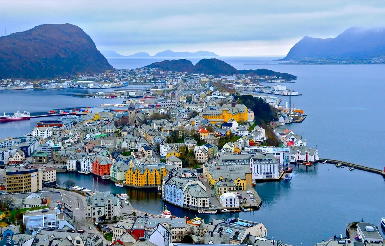 Фото обои горы, здания, порт, Норвегия, панорама, Norway, фьорд, Alesund
