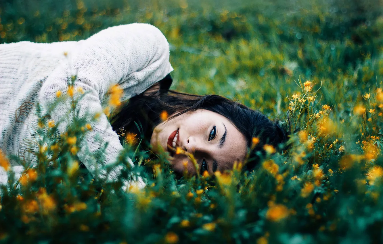 Фото обои трава, глаза, девушка, цветы, волосы, губы, свитер, лежа