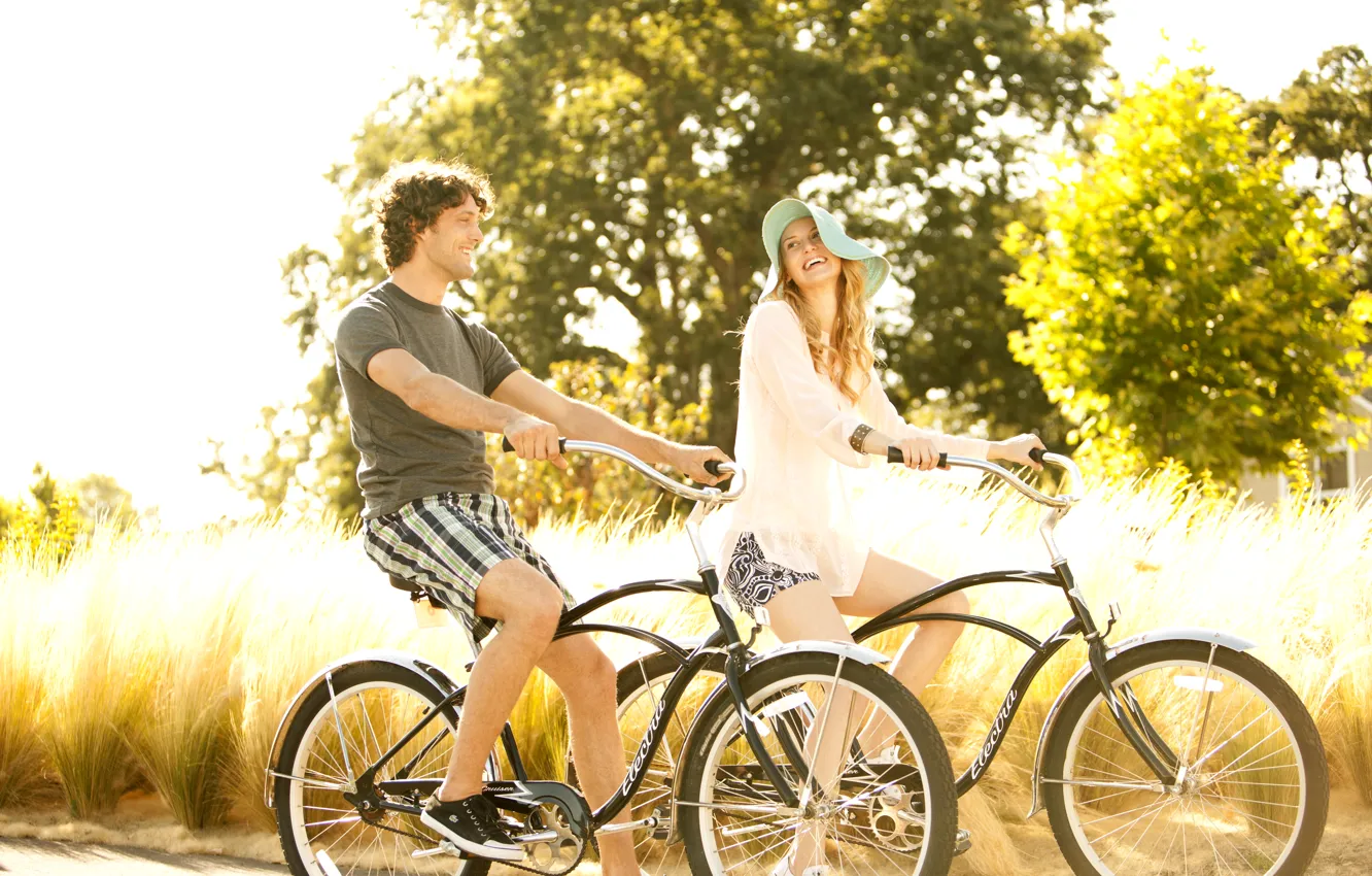 Фото обои женщина, мужчина, прогулка, велосипеды, couple riding bikes