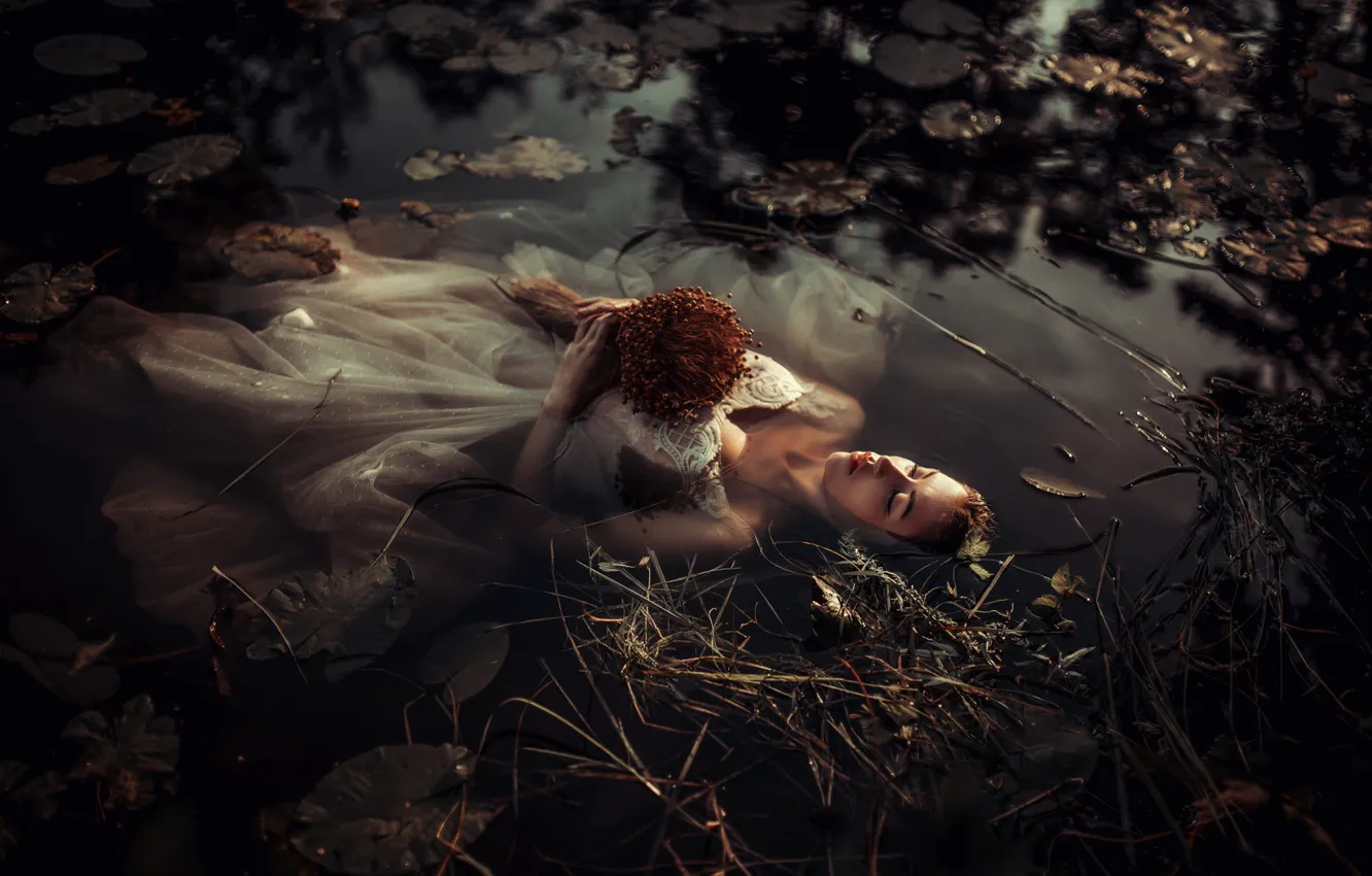 Фото обои листья, вода, девушка, свет, водоросли, природа, лицо, поза