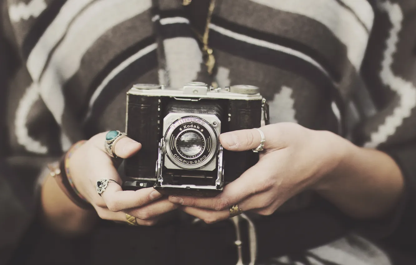 Фото обои кольца, руки, фотоаппарат, объектив, пальцы