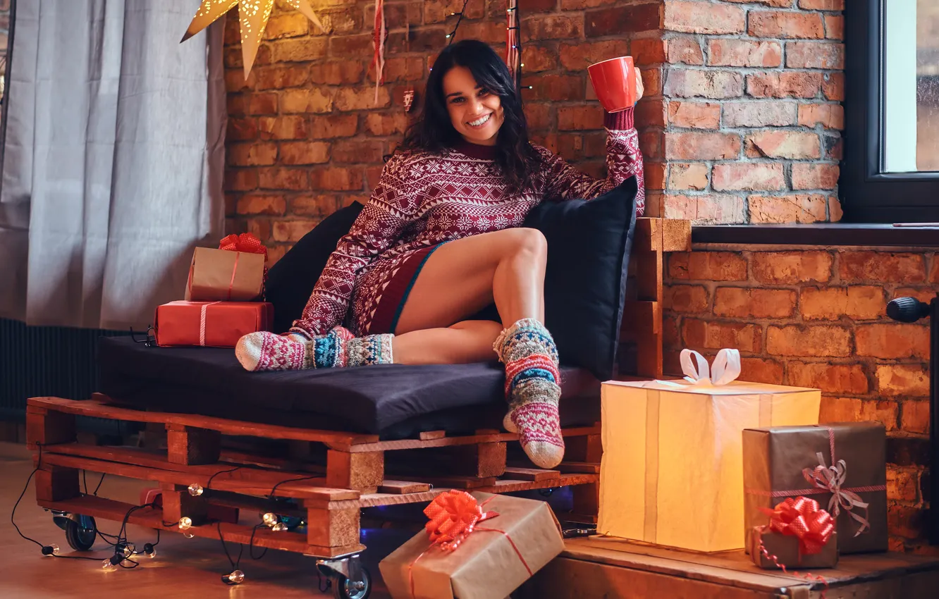 Фото обои girl, model, brunette, cute, socks, sweater