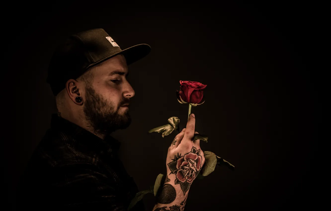 Фото обои любовь, роза, человек, туннель, тату, мужчина, кепка, рубашка