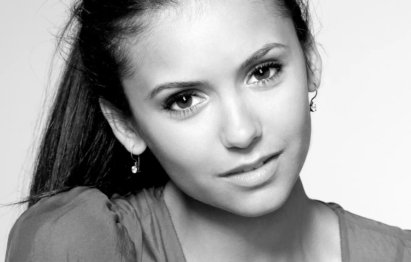 Фото обои глаза, лицо, черно-белый, волосы, брюнетка, губы, nina dobrev