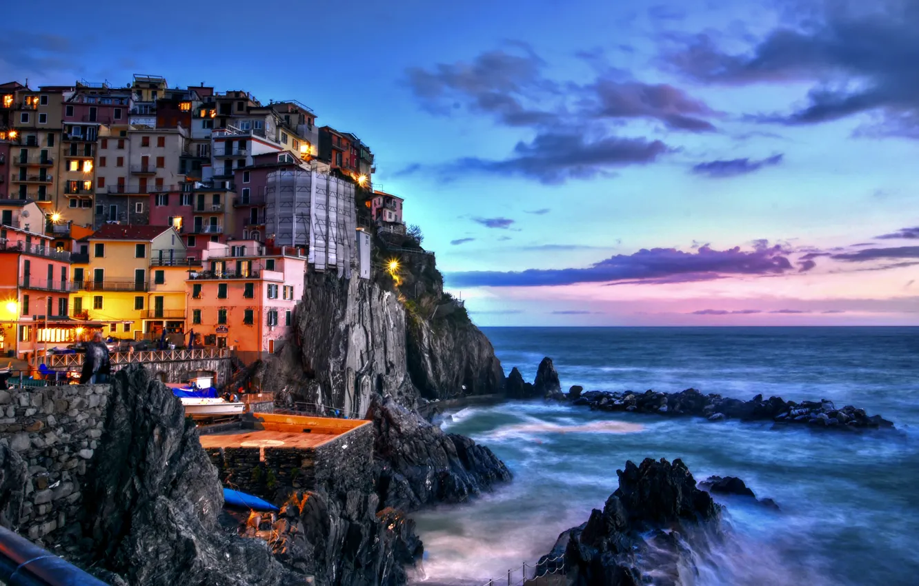Фото обои море, пейзаж, закат, скала, дома, вечер, освещение, Италия