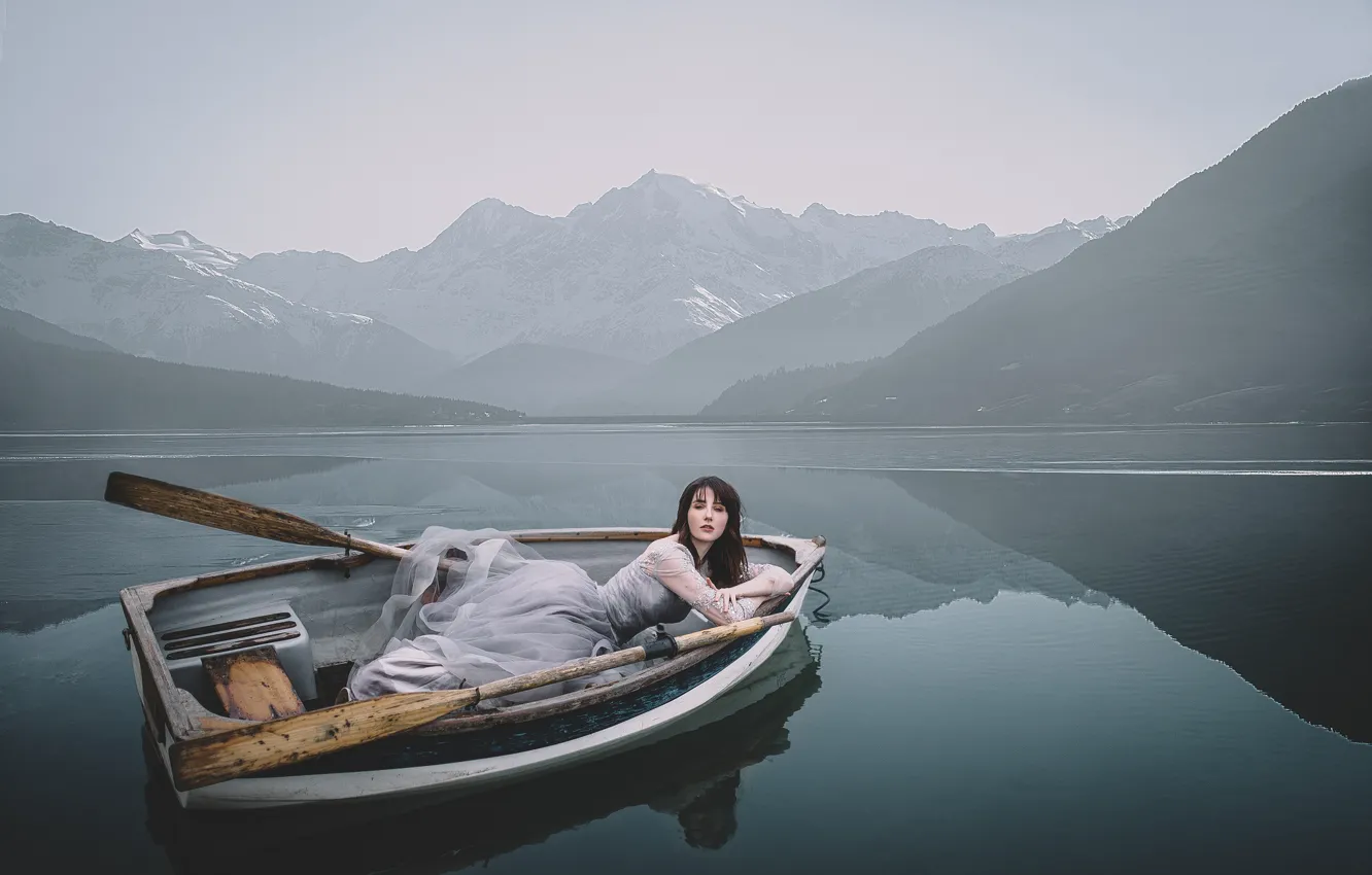 Фото обои девушка, горы, поза, озеро, лодка, ситуация, платье, вёсла
