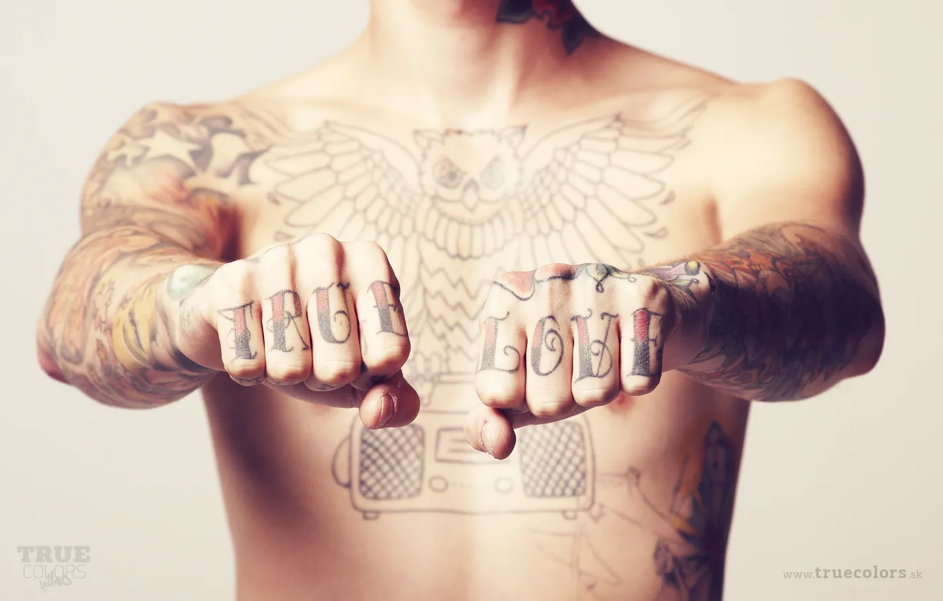 Фото обои надпись, татуировка, кулаки, торс, true love