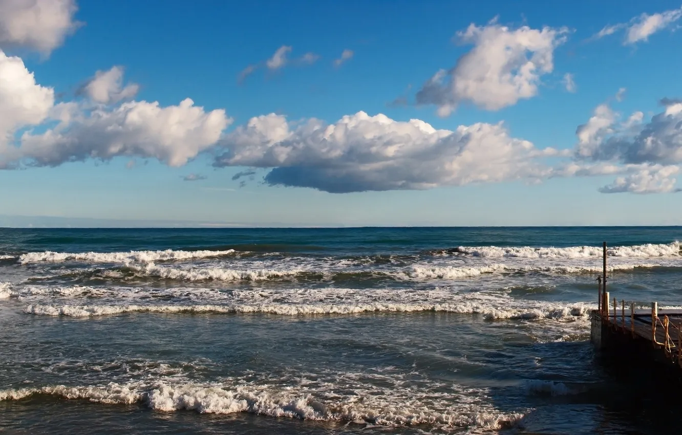 Фото обои море, волны, небо, облака, пристань, прибой, панорама