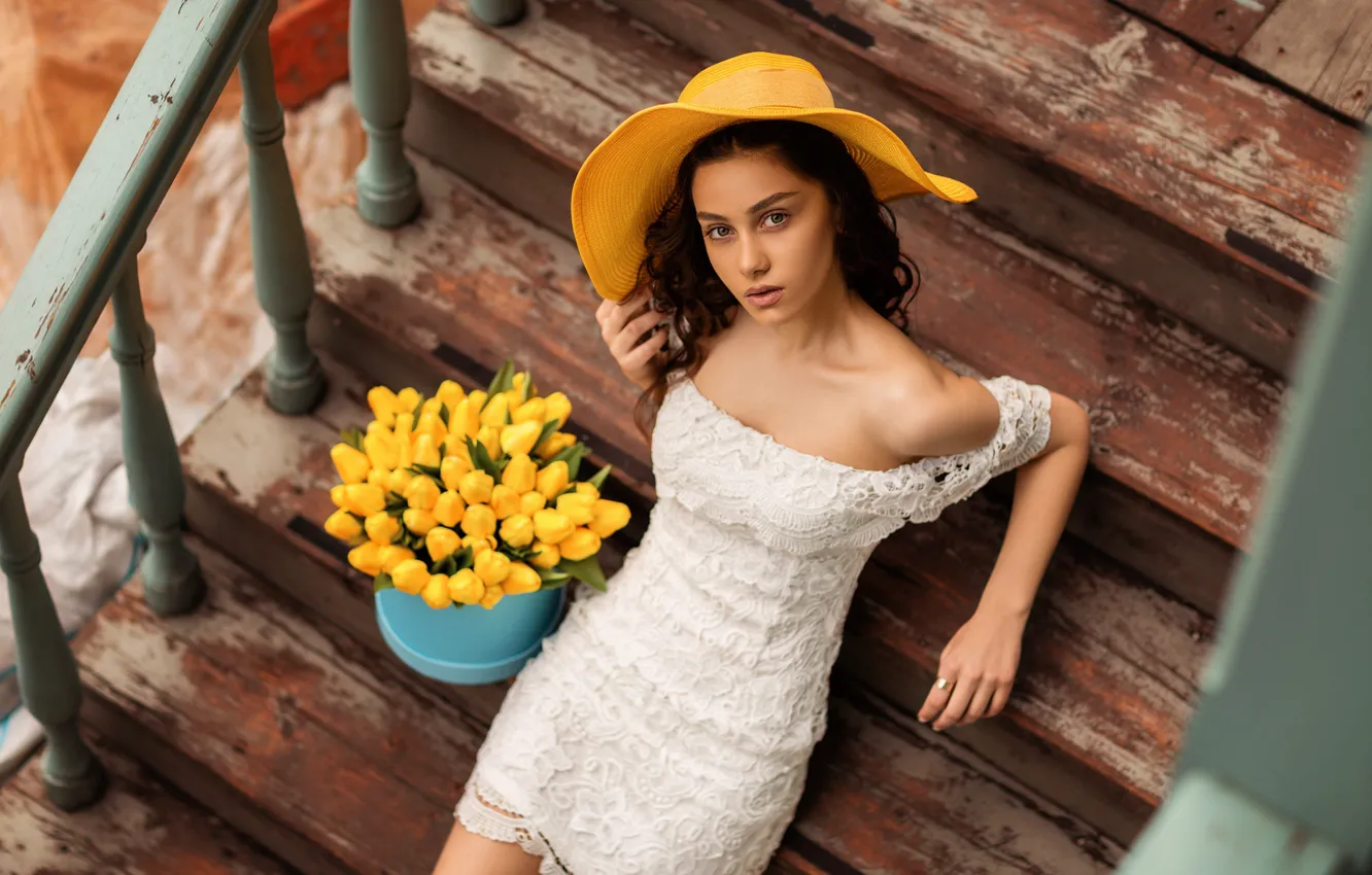 Фото обои девушка, шляпка, ножки, жёлтые тюльпаны, Natia Gachava