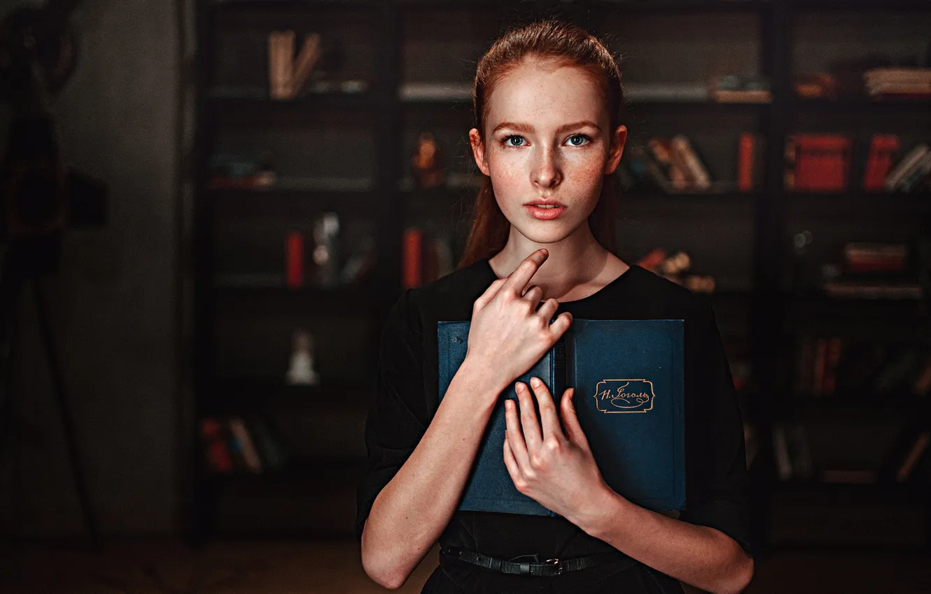 Фото обои Девушка, Взгляд, Книга, Волосы, Веснушки, Красивая, Рыжеволосая, Катя Воронина