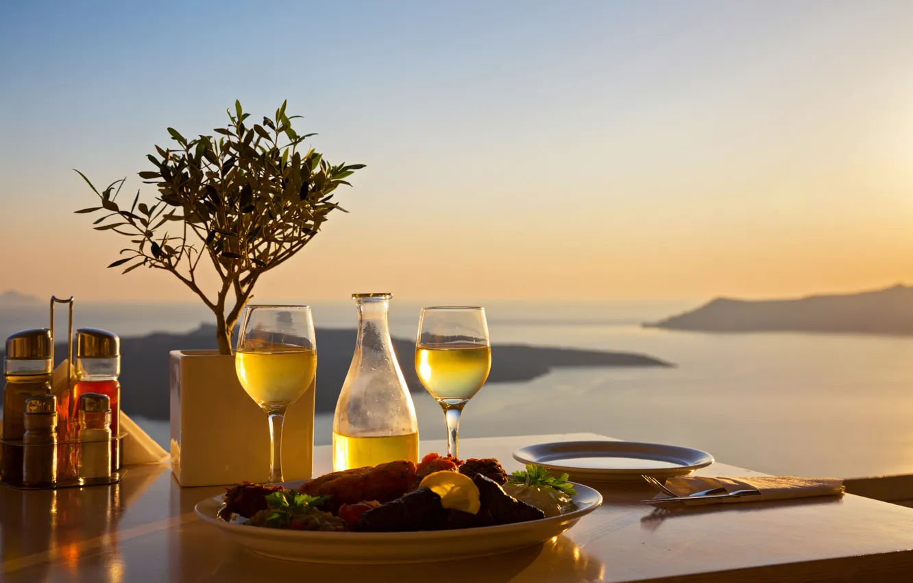 Фото обои море, пейзаж, закат, стол, еда, бокалы, тарелки, сервировка