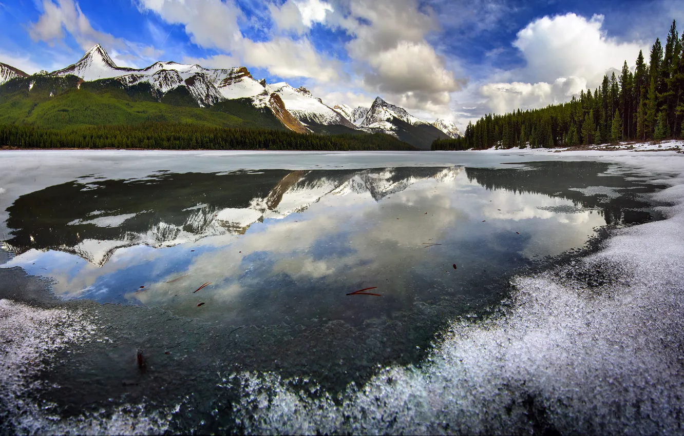 Фото обои лед, лес, небо, облака, деревья, горы, озеро, Канада