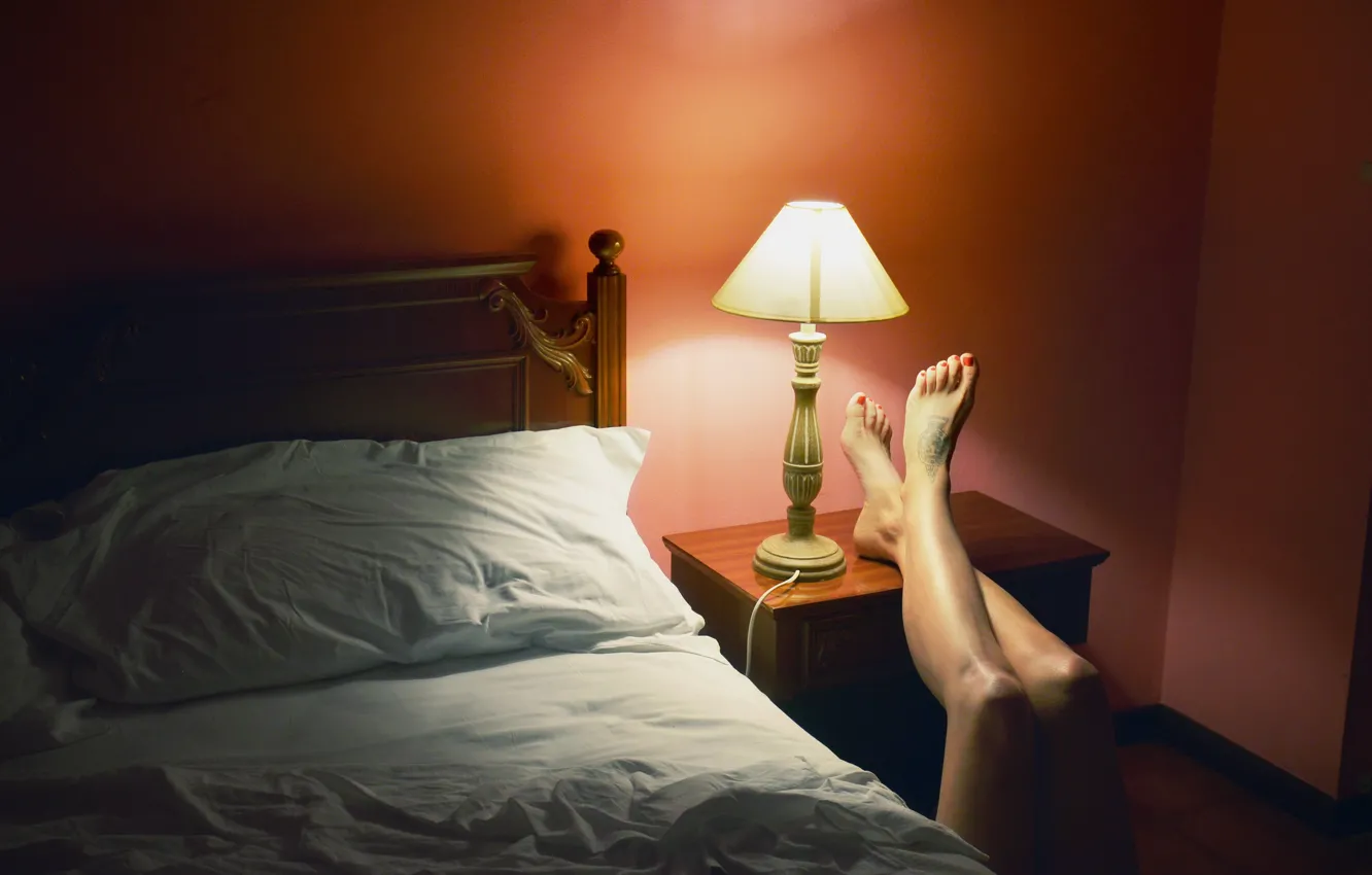 Фото обои свет, ноги, кровать