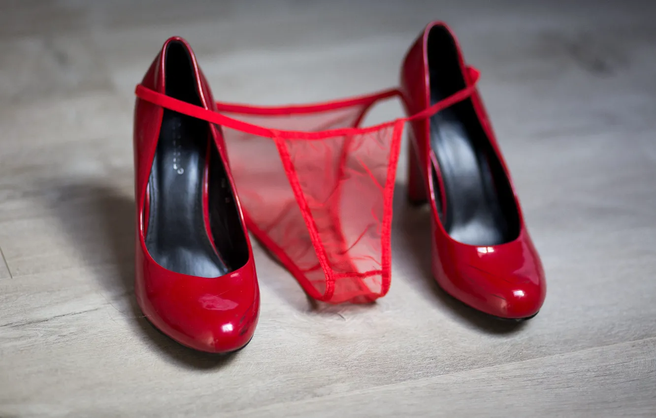 Фото обои фон, трусики, красные, каблуки