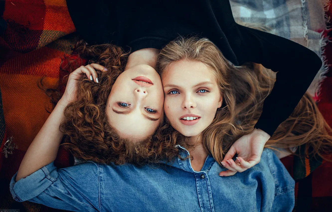 Фото обои long hair, girls, photo, smile, photographer, blue eyes, hug, bokeh