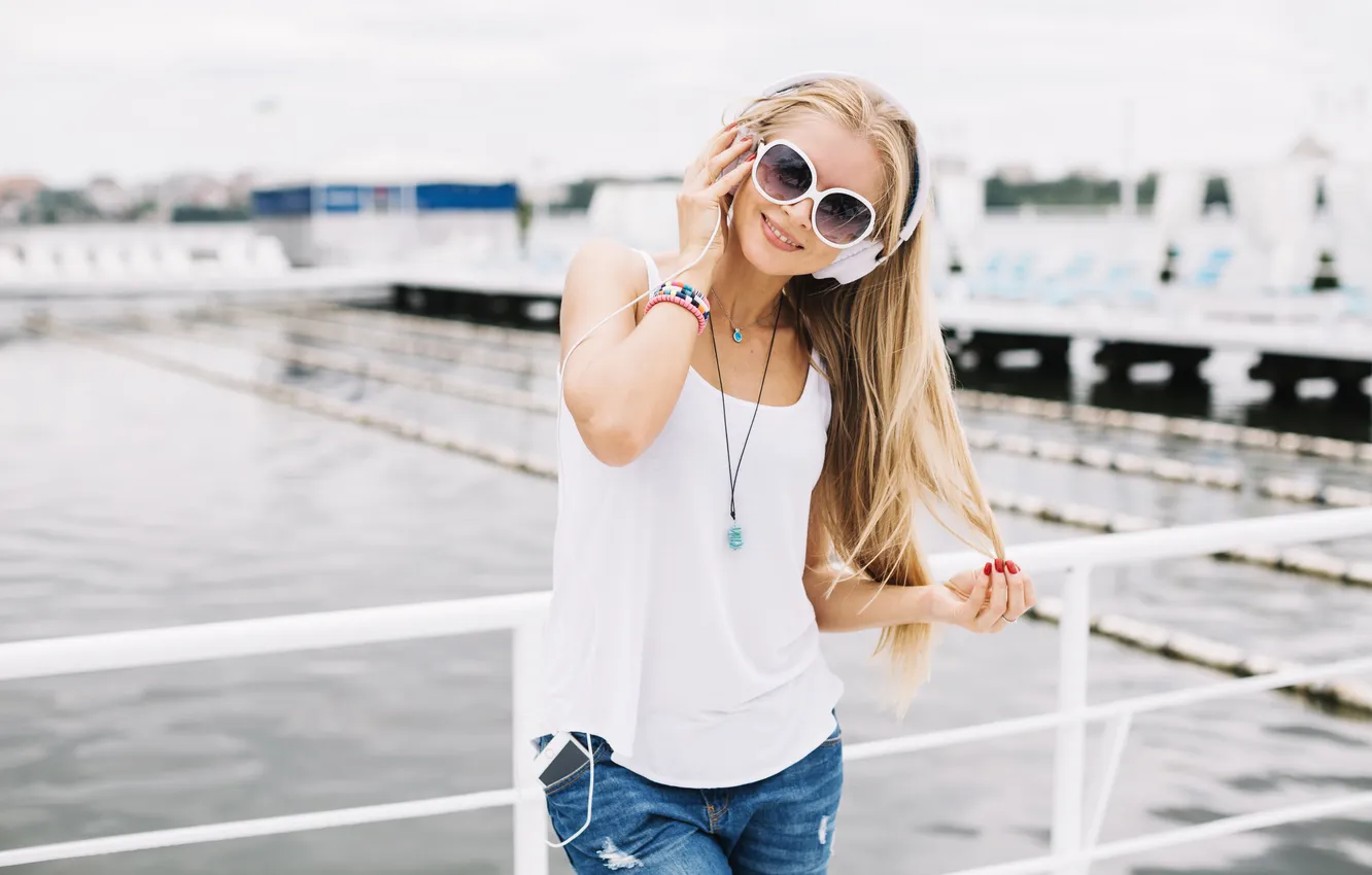 Фото обои girl, beautiful, model, jeans, cute, sunglasses