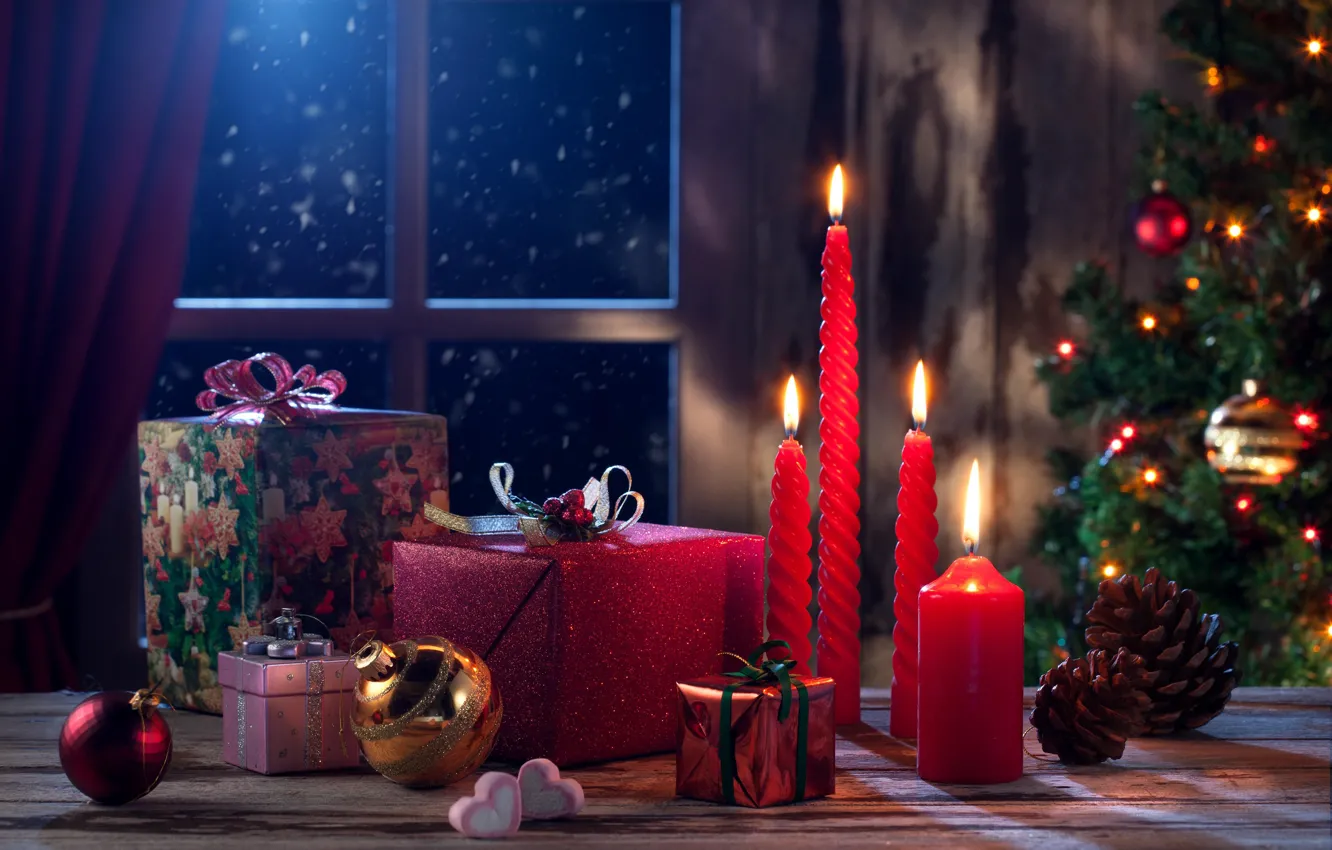 Фото обои шарики, украшения, игрушки, елка, свечи, окно, Рождество, подарки