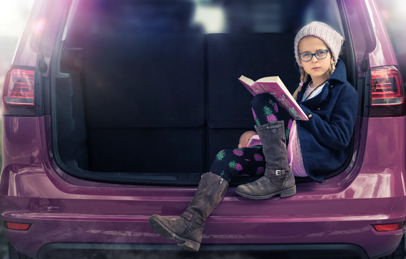 Фото обои авто, очки, девочка, книга, шапочка, Be careful if she's reading