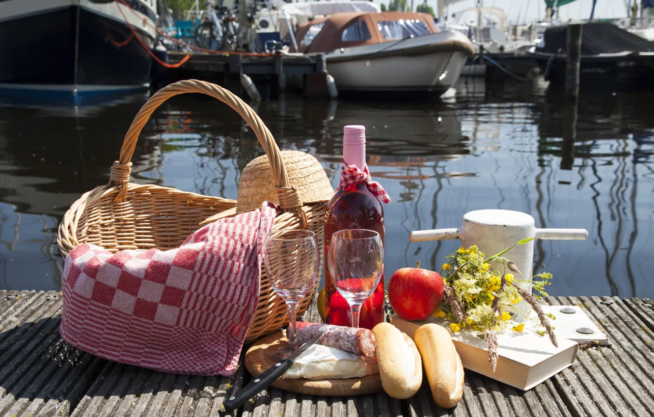Фото обои вино, корзина, бутылка, яблоко, полотенце, букет, лодки, причал