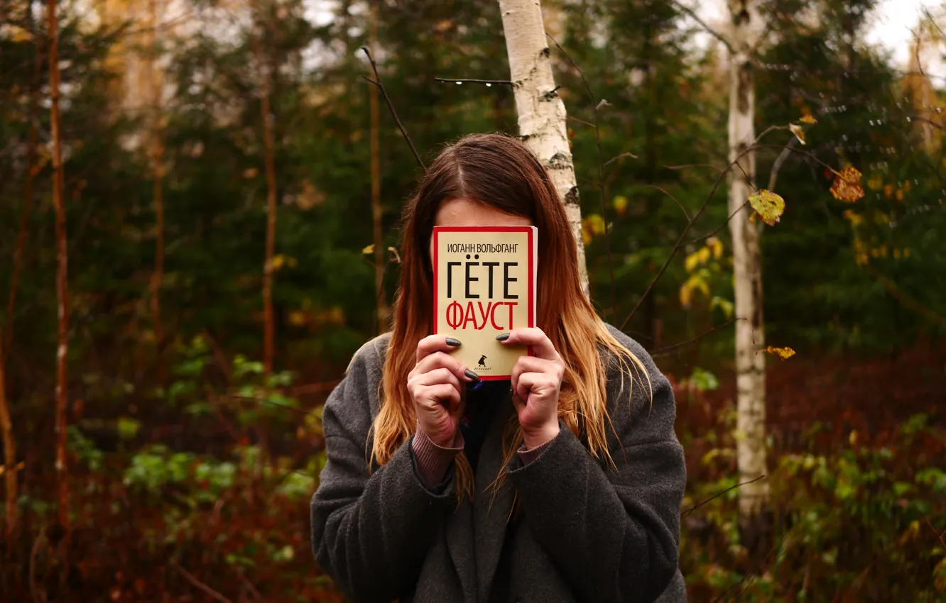 Фото обои лес, девушка, природа, пасмурно, книга, Фауст