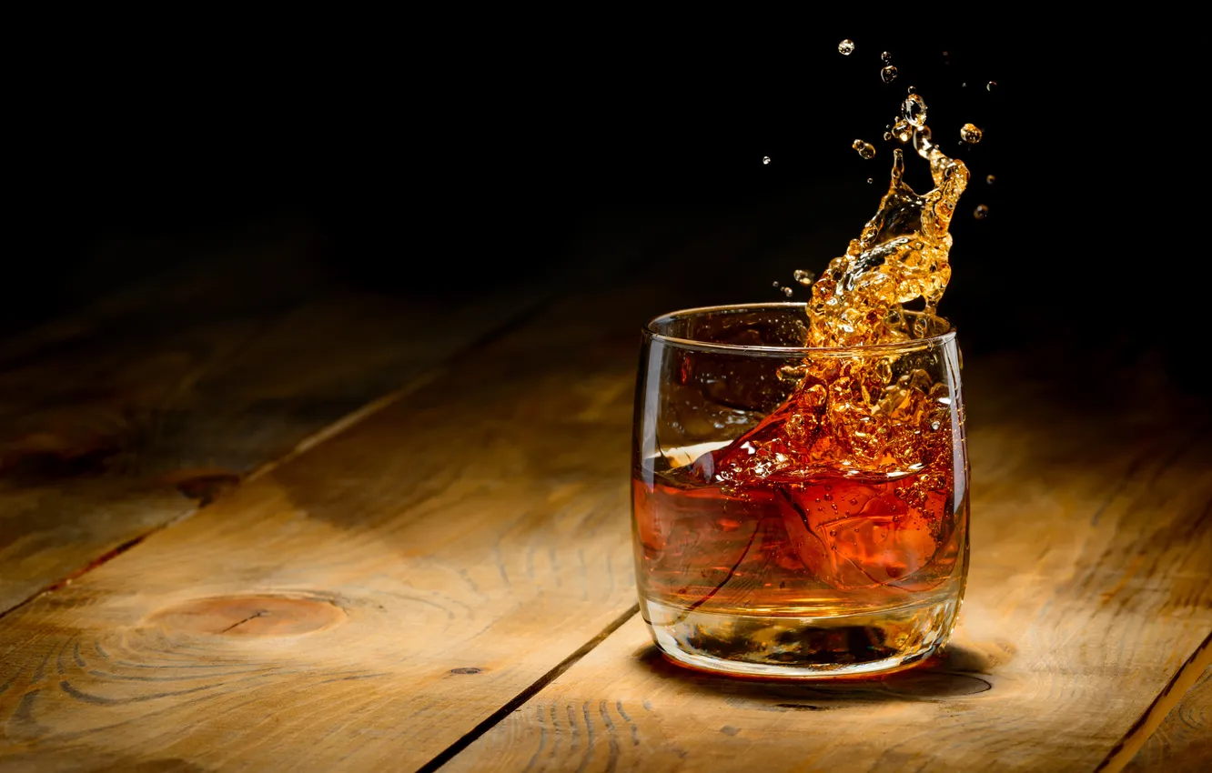 Фото обои glass, whiskey, splash