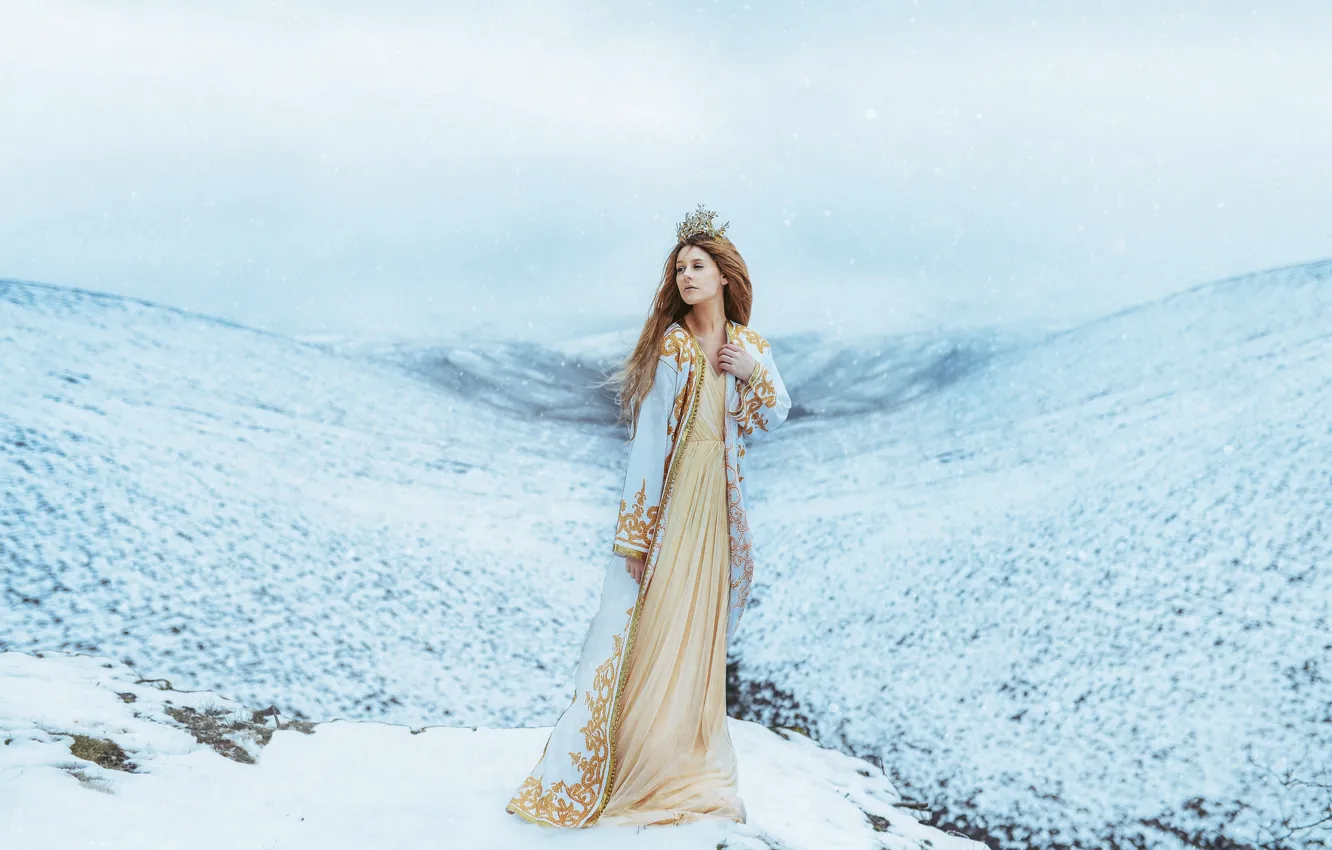 Фото обои зима, девушка, снег, горы, корона, платье, принцесса, снегопад