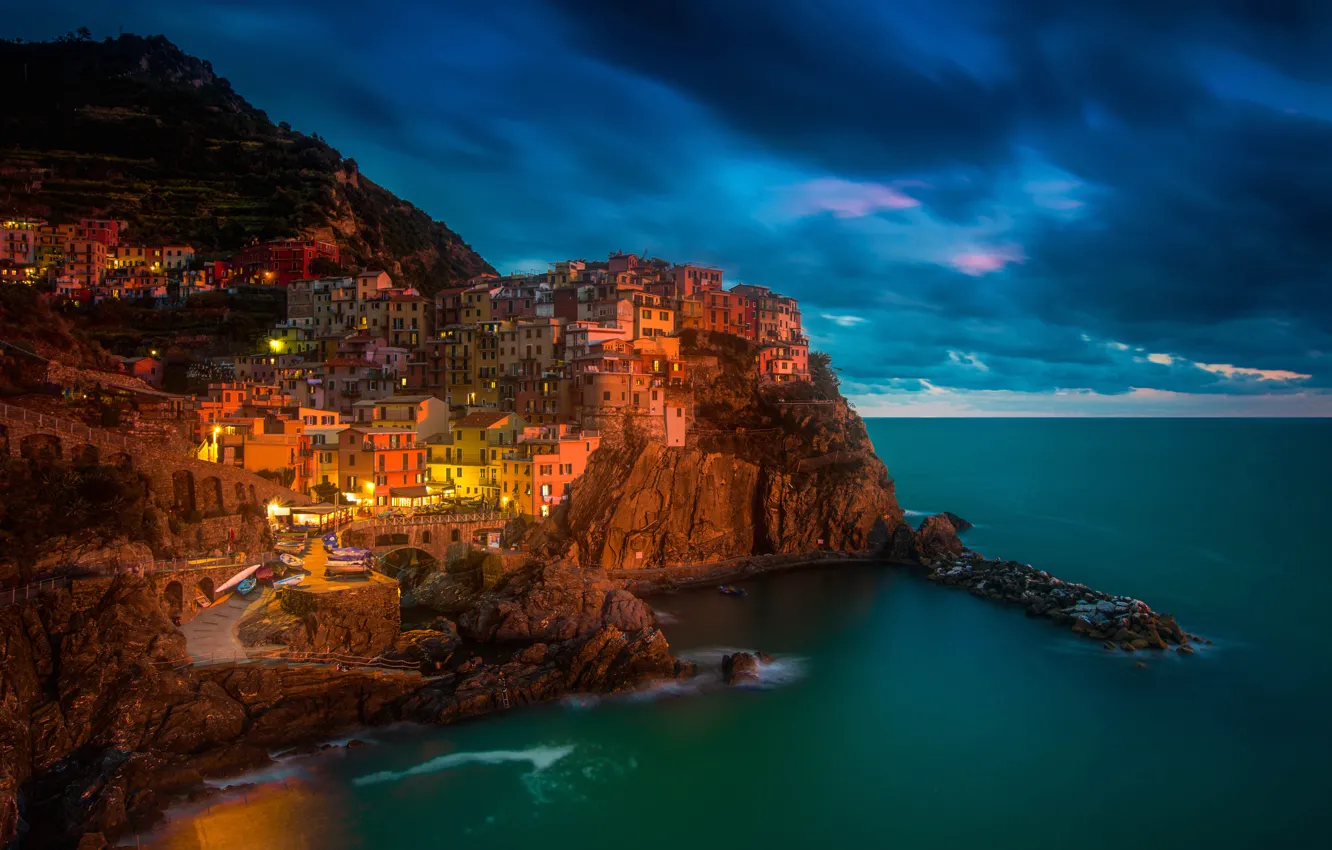 Фото обои море, ночь, огни, скалы, дома, Италия, Манарола