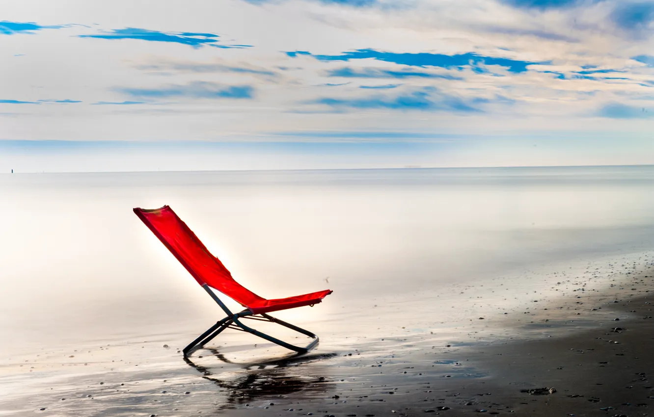 Кресло на берегу моря
