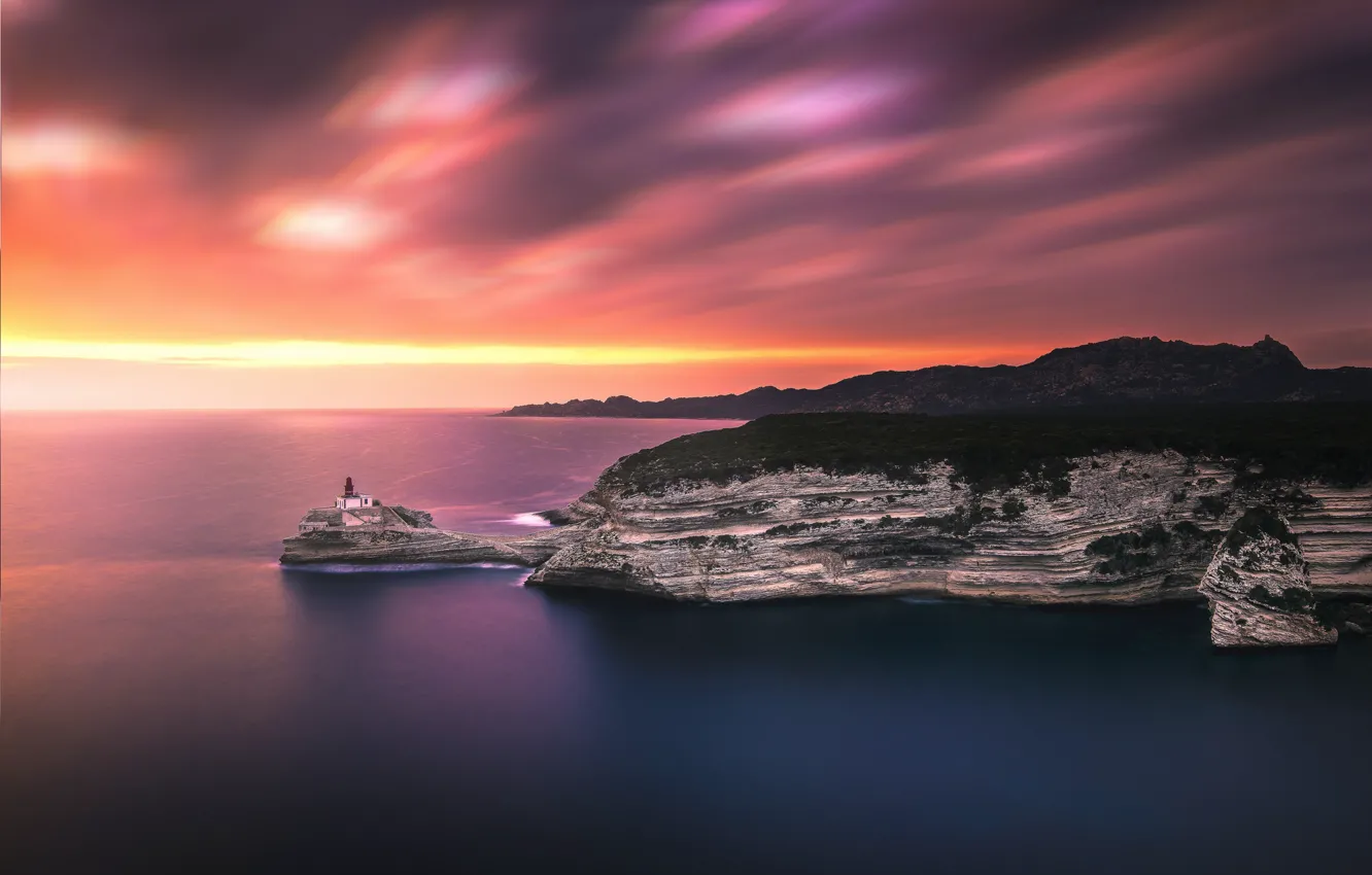 Фото обои море, облака, закат, скалы, берег, маяк, даль, вечер