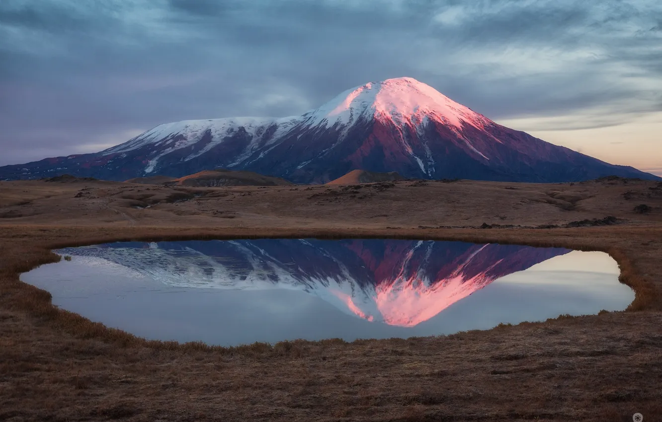Фото обои отражения, озеро, гора, вулкан, Камчатка