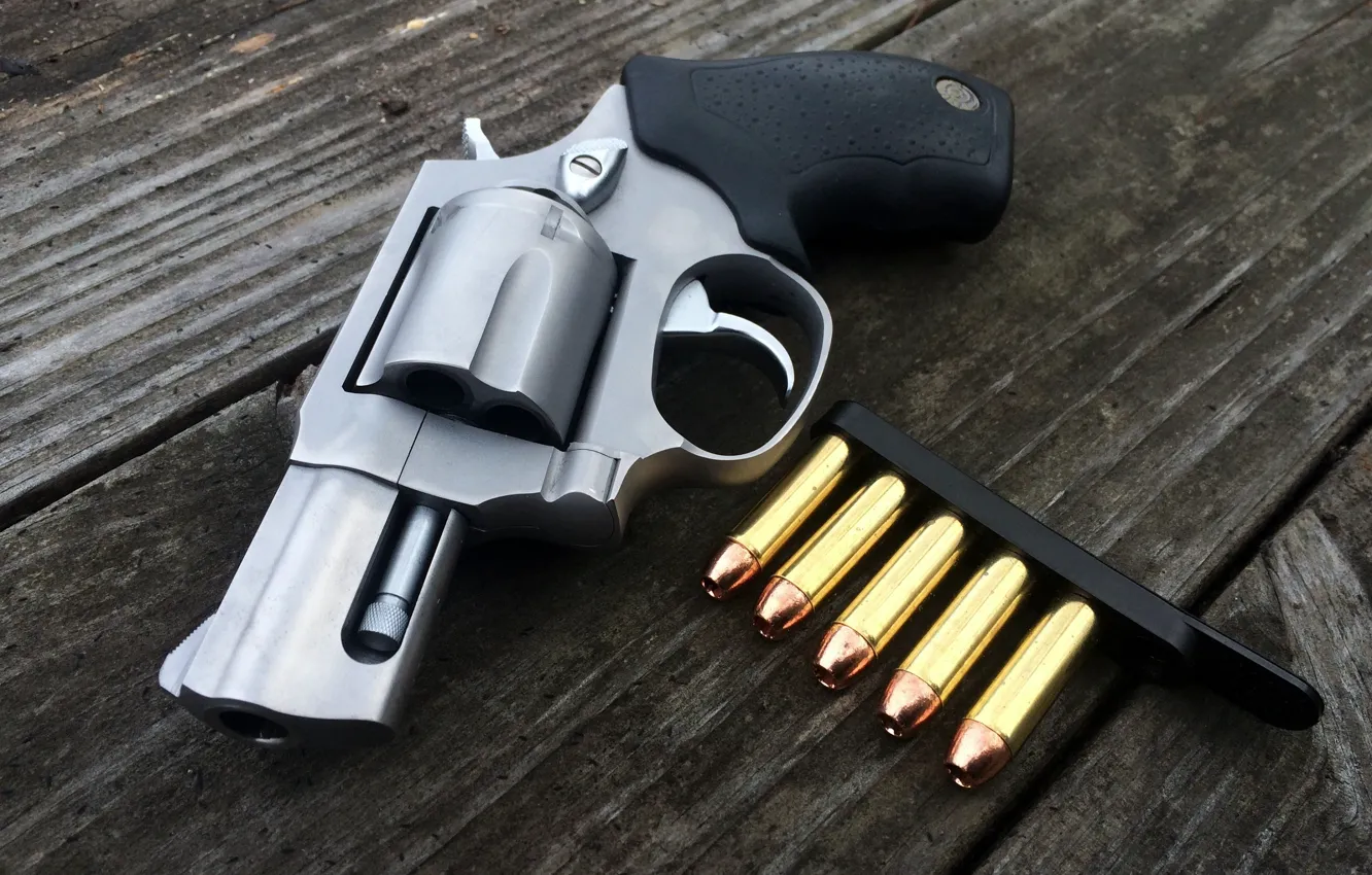Фото обои доски, патроны, револьвер, revolver, Taurus, 357 Magnum, 605ss