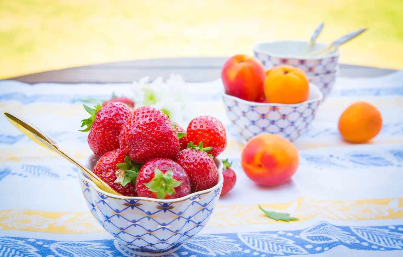 Фото обои лето, ягоды, стол, клубника, фрукты, скатерть, абрикосы, креманки