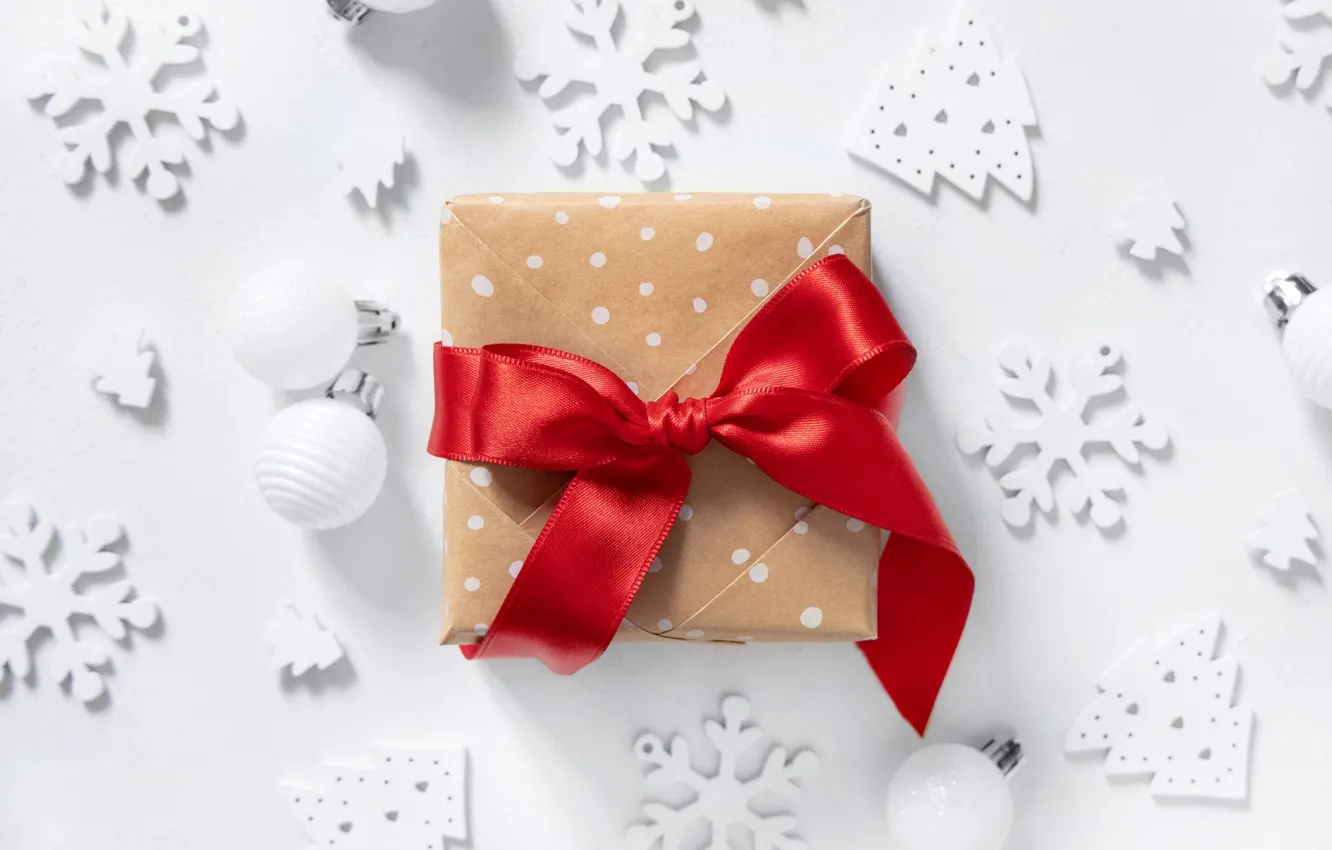Фото обои шарики, украшения, снежинки, красный, праздник, коробка, подарок, Рождество