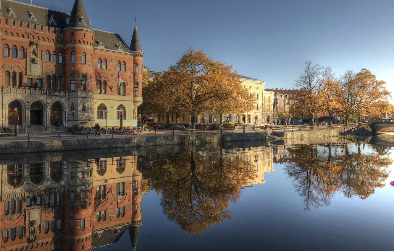 Фото обои осень, город, озеро, отражение, здания, дома, Швеция, Эребру