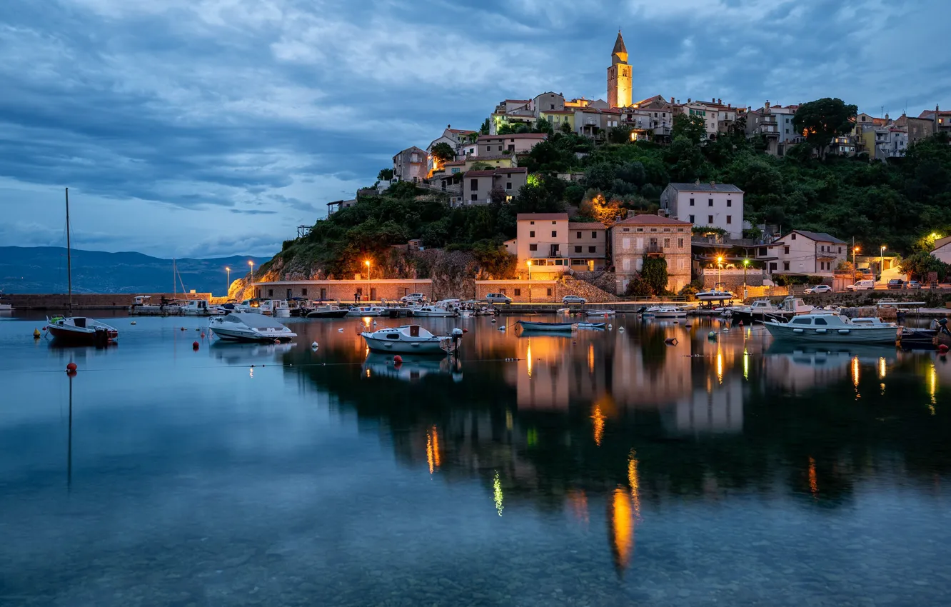 Фото обои отражение, здания, дома, вечер, холм, катера, гавань, Хорватия