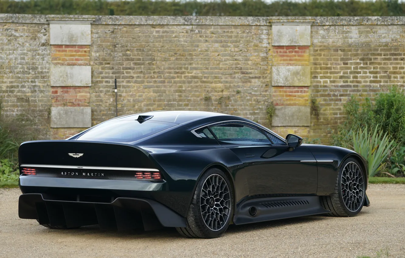 Фото обои Aston Martin, купе, V12, Victor, 2020, у забора