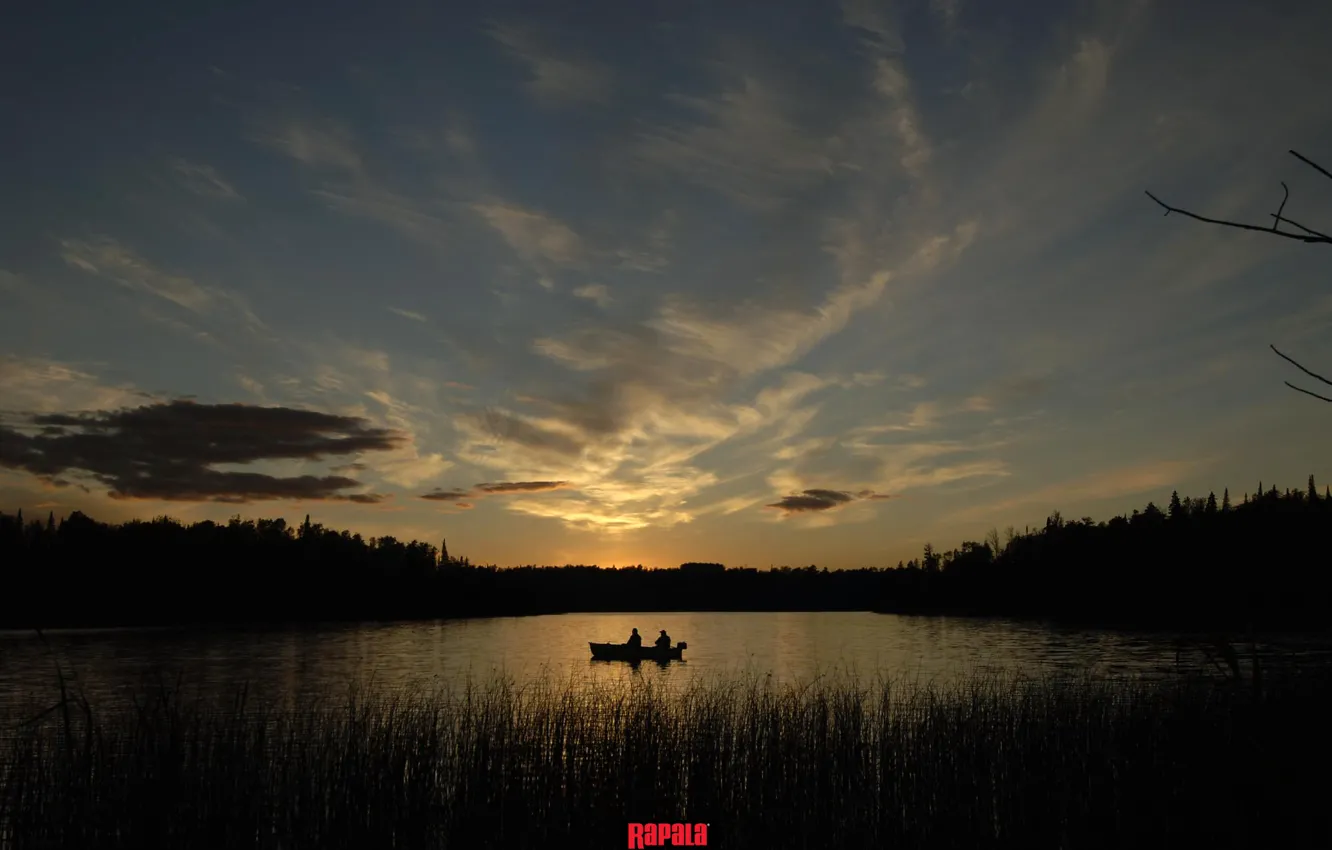 Фото обои лес, небо, вода, облака, озеро, рассвет, лодка, рыбалка