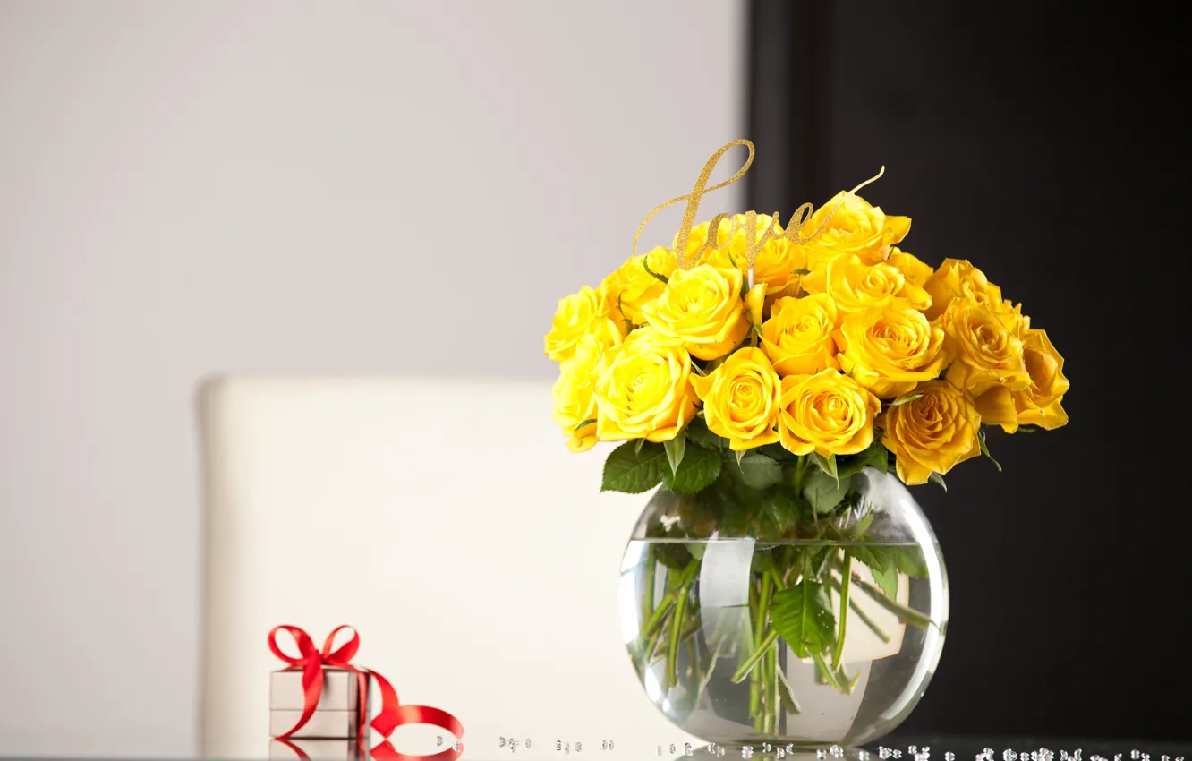 Фото обои стол, подарок, розы, желтые, ваза