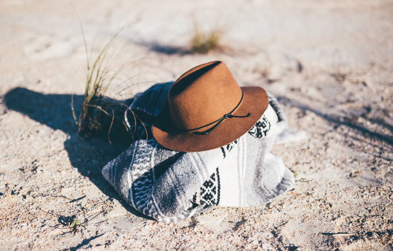 Фото обои песок, трава, шляпа