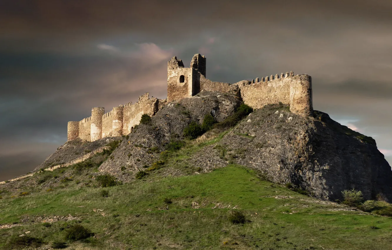 Castillo infante. Замок медивал Испания. Замок Рекесенс Испания. Замки на севере Испании. Стена замка.