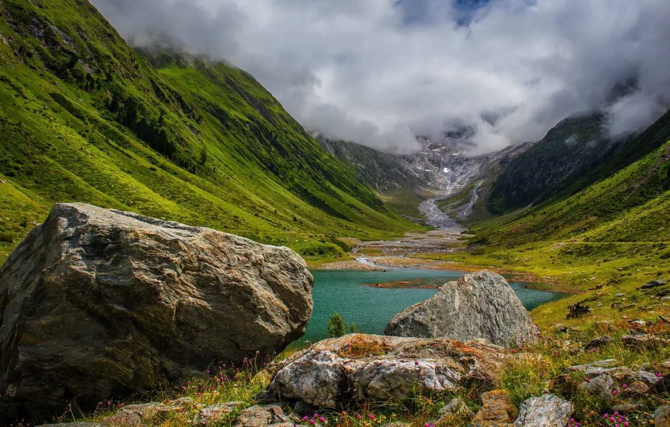 Фото обои зелень, лето, облака, горы, туман, река, камни, склоны