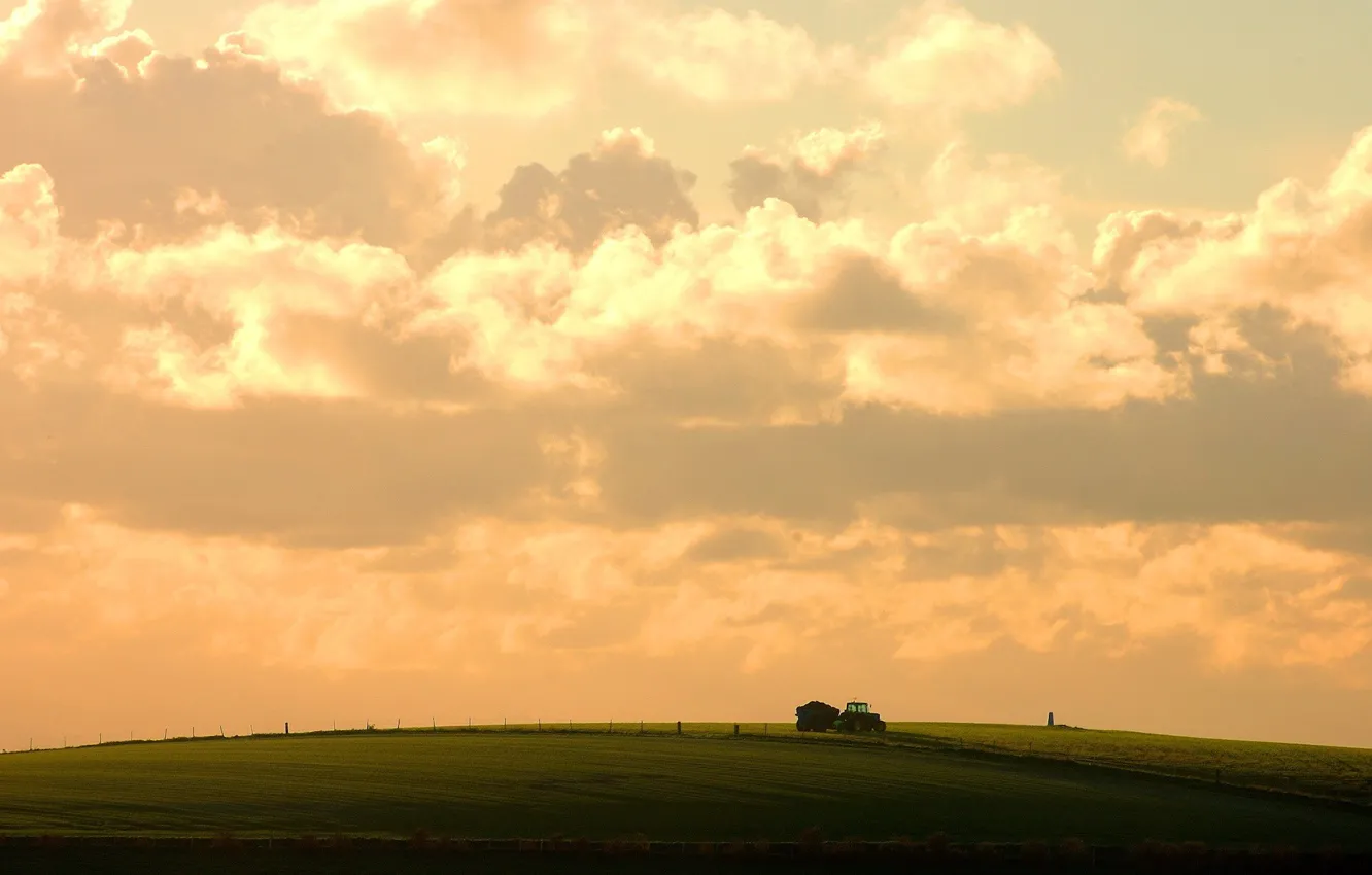 Фото обои поле, небо, облака, трактор