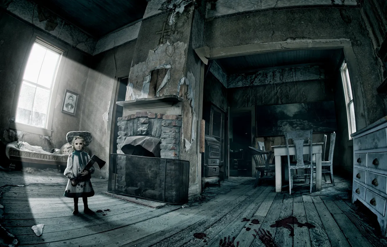 Фото обои кровь, кукла, ужас, топор, старый заброшенный дом