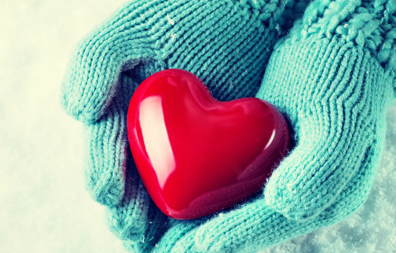 Фото обои зима, снег, любовь, сердце, руки, варежки