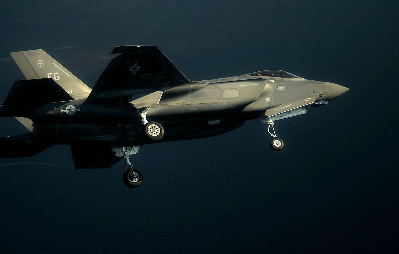 Фото обои истребитель, самолёт, шасси, разворот, Lockheed Martin F-35 Lightning II, Ф-35 «Молния» II