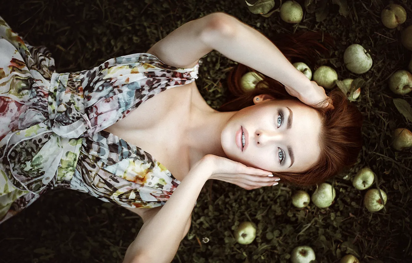 Фото обои трава, взгляд, поза, модель, яблоки, портрет, руки, макияж