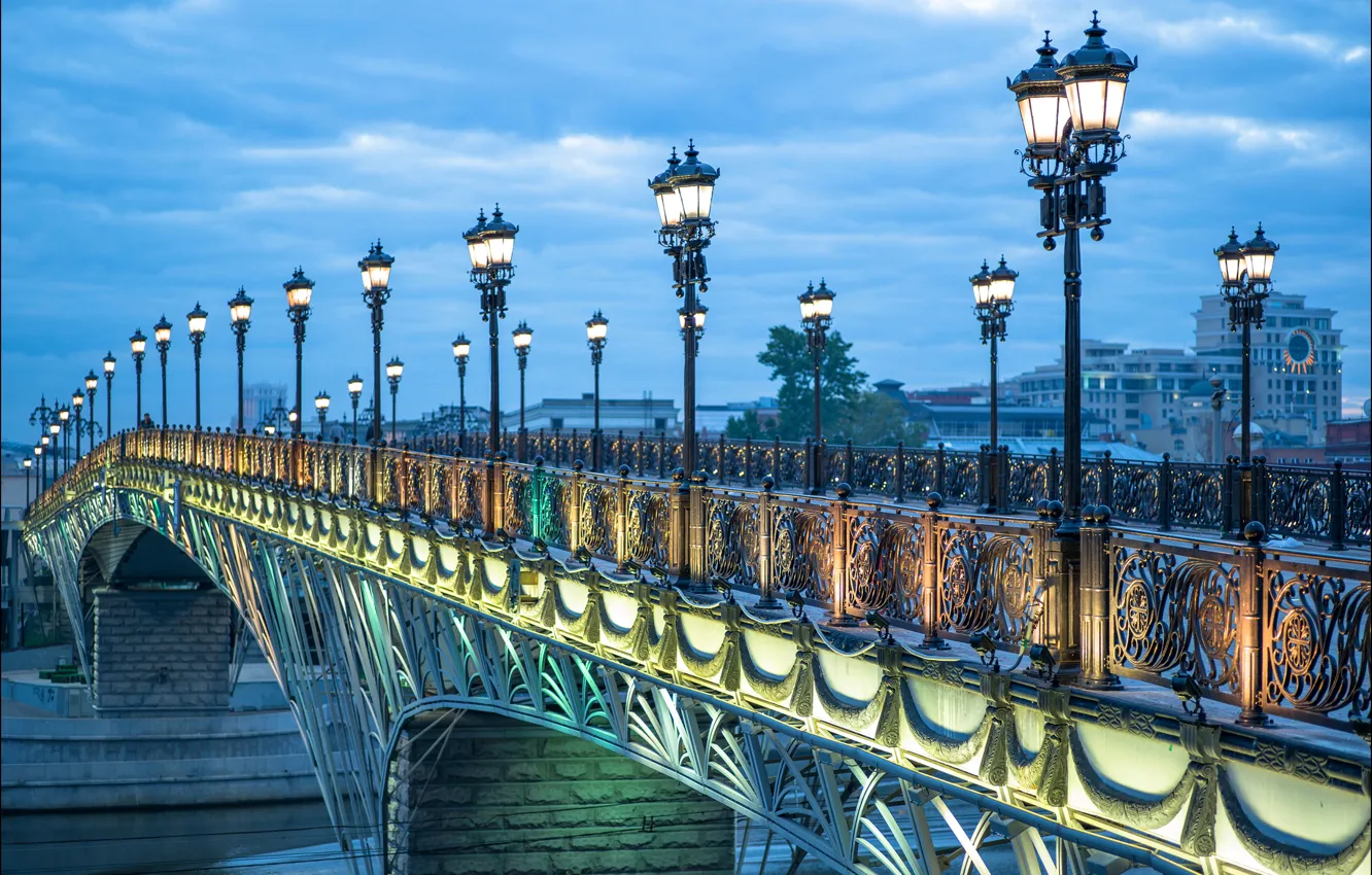 Фото обои мост, огни, река, вечер, фонари, Москва, Россия, Патриарший мост